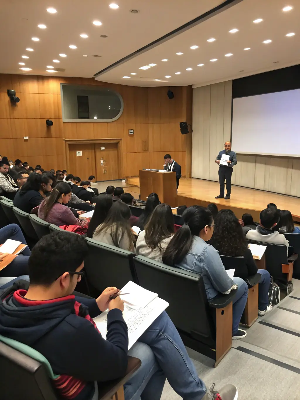 A focused image of participants in an educational seminar, taking notes and engaging in discussions, highlighting lifelong learning and personal development at UNION LAIQUE DE MIRIBEL.